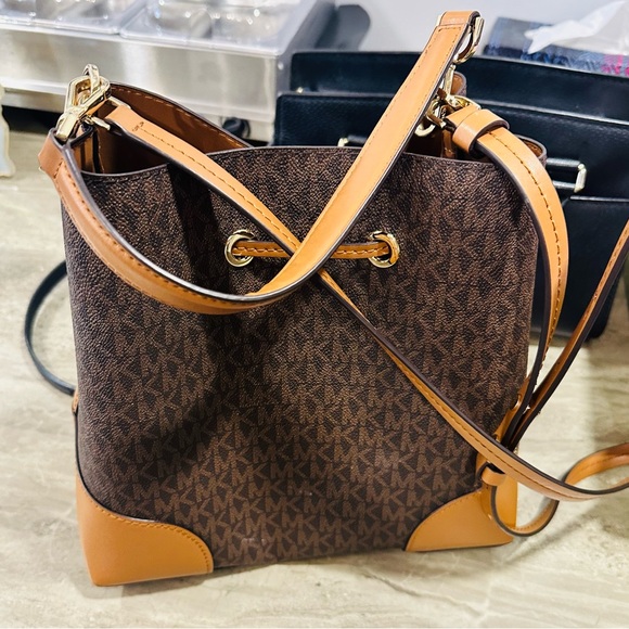 Michael Kors crossbody purse - Picture 2 of 4